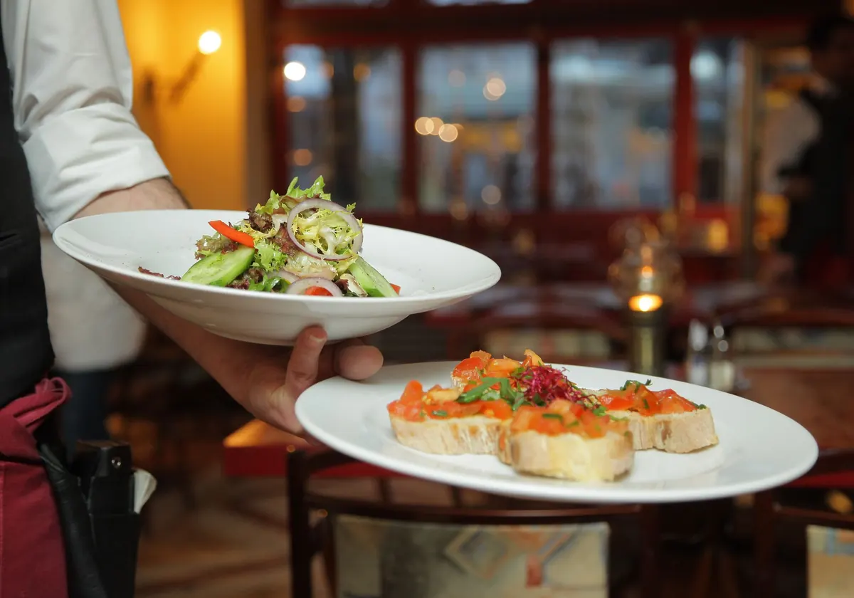 Démonstration d’un restaurant local avec service en salle
