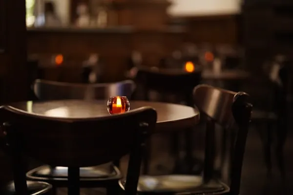 Ambiance chaleureuse de table de bistrot (illustration)