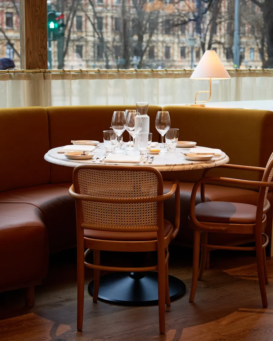 Table de restaurant dressée avec un QR code pour consulter le menu sur téléphone